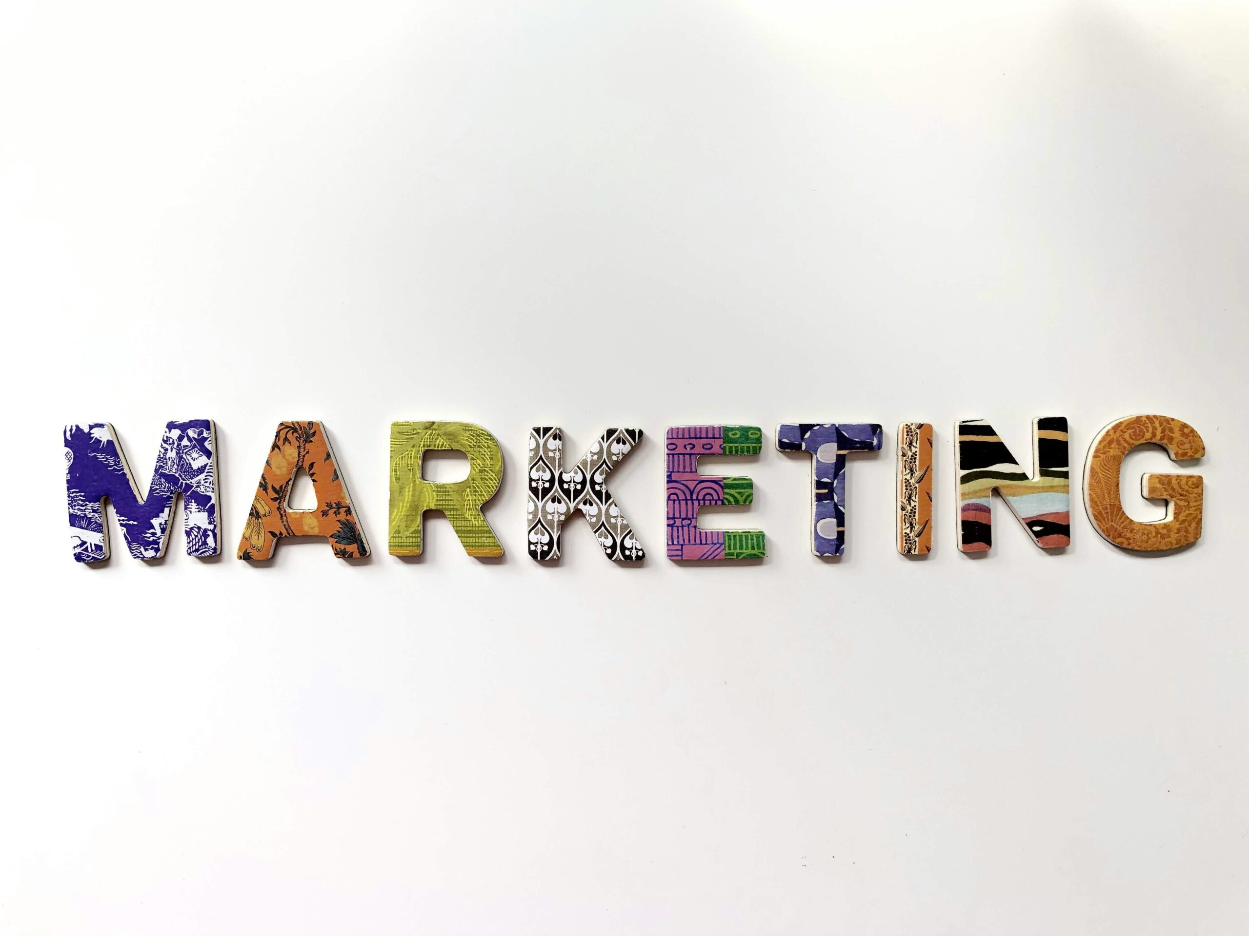 色とりどりの文字で表現したMARKETING